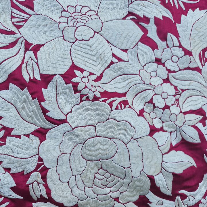 Antieke Zijden Canton Bedsprei - Handgeborduurde Chinese Zijden Dekbed - Rode Manila Sjaal Bedsprei met 23cm Franje - Circa 1900