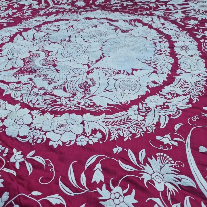 Antieke Zijden Canton Bedsprei - Handgeborduurde Chinese Zijden Dekbed - Rode Manila Sjaal Bedsprei met 23cm Franje - Circa 1900