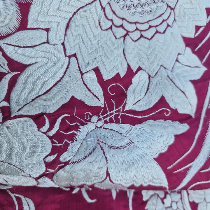 Antieke Zijden Canton Bedsprei - Handgeborduurde Chinese Zijden Dekbed - Rode Manila Sjaal Bedsprei met 23cm Franje - Circa 1900