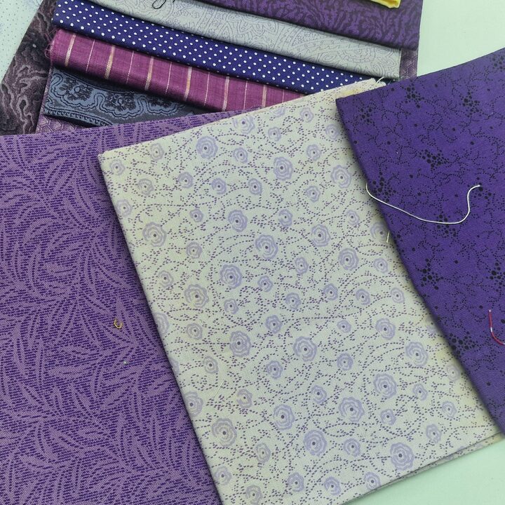 Vintage Hoffman French Quarter Stoffpaket - 36 Teile - Lila Blau Gelb Floral Stiefmütterchen - Seltener OOP Baumwolle