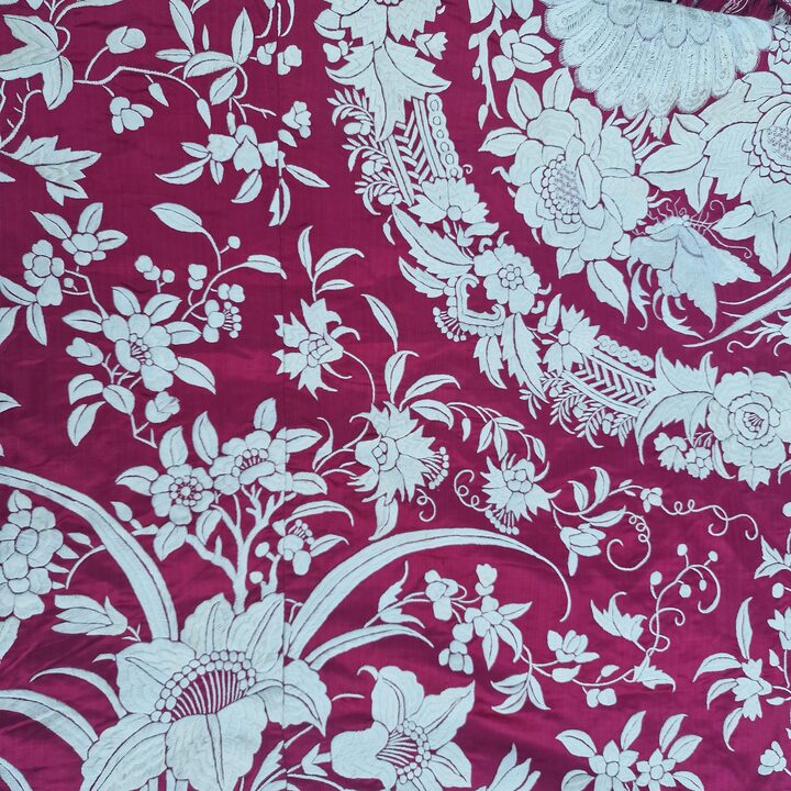 Antieke Zijden Canton Bedsprei - Handgeborduurde Chinese Zijden Dekbed - Rode Manila Sjaal Bedsprei met 23cm Franje - Circa 1900