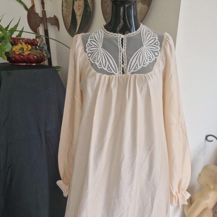 Vintage Nachthemd Schlafkleid, 1960er 1970er Massanfertigung Pfirsich Creme Nylon Spitze, Spanien Haute Volee, Groesse S M