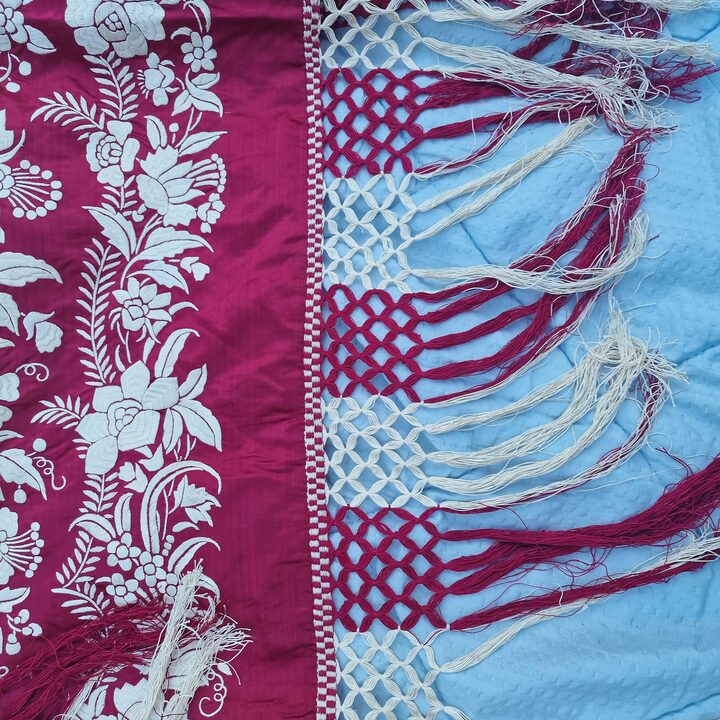 Antieke Zijden Canton Bedsprei - Handgeborduurde Chinese Zijden Dekbed - Rode Manila Sjaal Bedsprei met 23cm Franje - Circa 1900