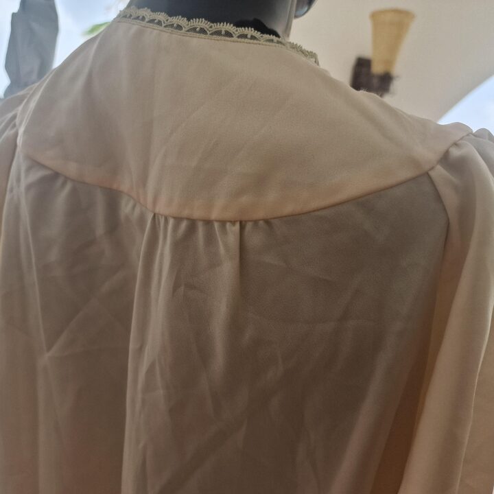Vintage Nachthemd Schlafkleid, 1960er 1970er Massanfertigung Pfirsich Creme Nylon Spitze, Spanien Haute Volee, Groesse S M