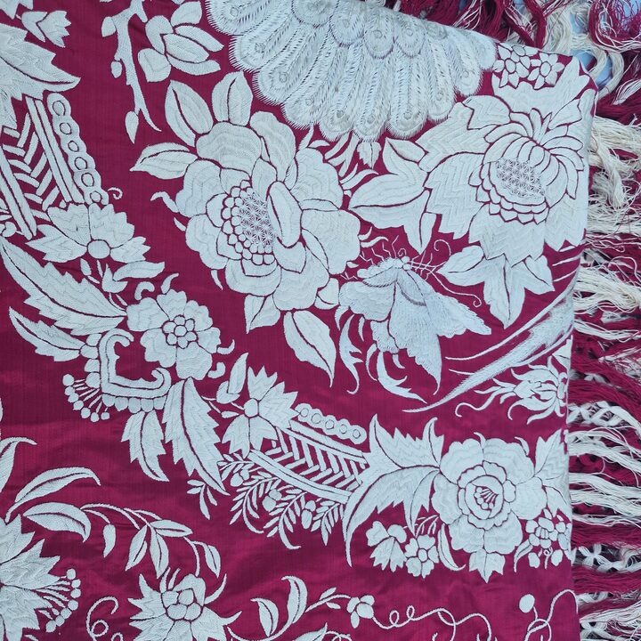 Antieke Zijden Canton Bedsprei - Handgeborduurde Chinese Zijden Dekbed - Rode Manila Sjaal Bedsprei met 23cm Franje - Circa 1900