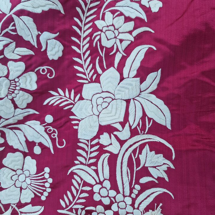 Antieke Zijden Canton Bedsprei - Handgeborduurde Chinese Zijden Dekbed - Rode Manila Sjaal Bedsprei met 23cm Franje - Circa 1900