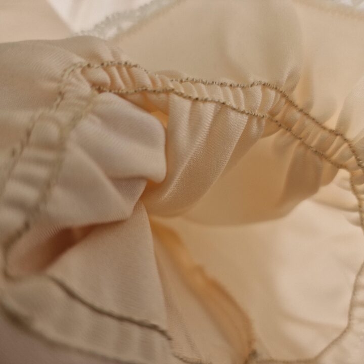 Vintage Nachthemd Schlafkleid, 1960er 1970er Massanfertigung Pfirsich Creme Nylon Spitze, Spanien Haute Volee, Groesse S M