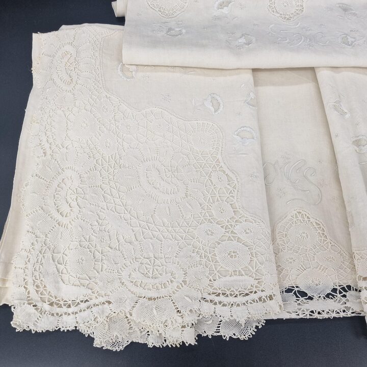 Antique Art Deco Spanish noble trousseau linen set, massive handmade bobbin lace, hand embroidered MCS monogram, unused NOS 192…