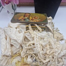 Antike Mazawattee Teedose mit 75g viktorianischen Spitzenresten
