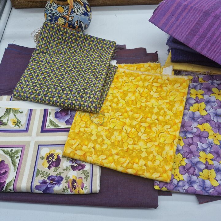 Vintage Hoffman French Quarter Stoffpaket - 36 Teile - Lila Blau Gelb Floral Stiefmütterchen - Seltener OOP Baumwolle