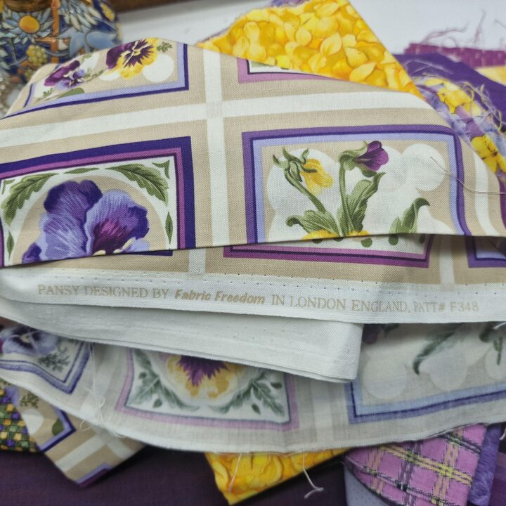 Lote de Tecidos Vintage Hoffman French Quarter - 36 Peças - Algodão Floral Roxo Azul Amarelo - Raro OOP