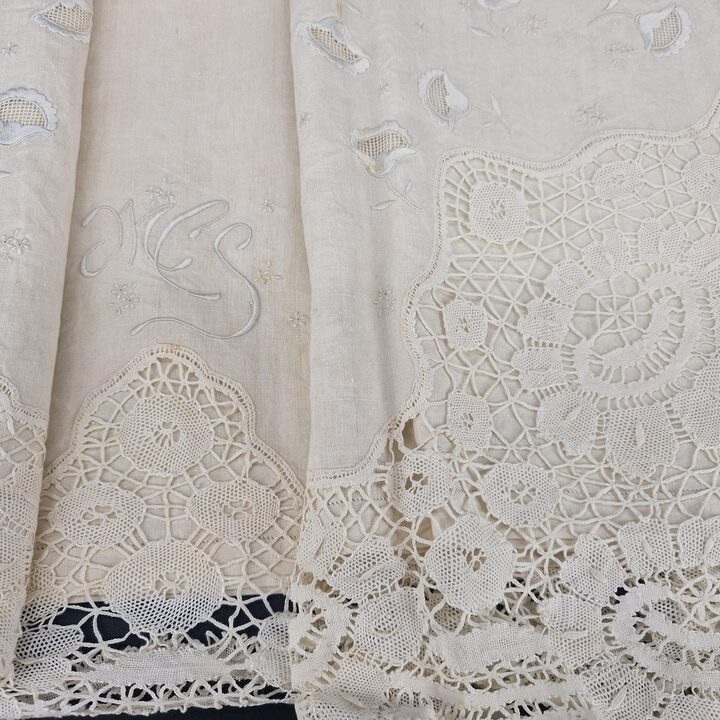 Antique Art Deco Spanish noble trousseau linen set, massive handmade bobbin lace, hand embroidered MCS monogram, unused NOS 192…