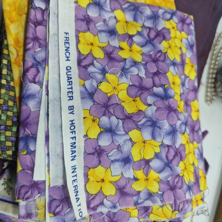 Vintage Hoffman French Quarter Stoffpaket - 36 Teile - Lila Blau Gelb Floral Stiefmütterchen - Seltener OOP Baumwolle