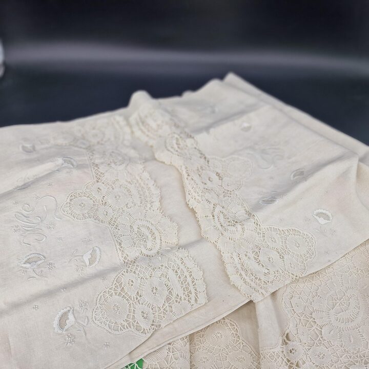Antique Art Deco Spanish noble trousseau linen set, massive handmade bobbin lace, hand embroidered MCS monogram, unused NOS 192…