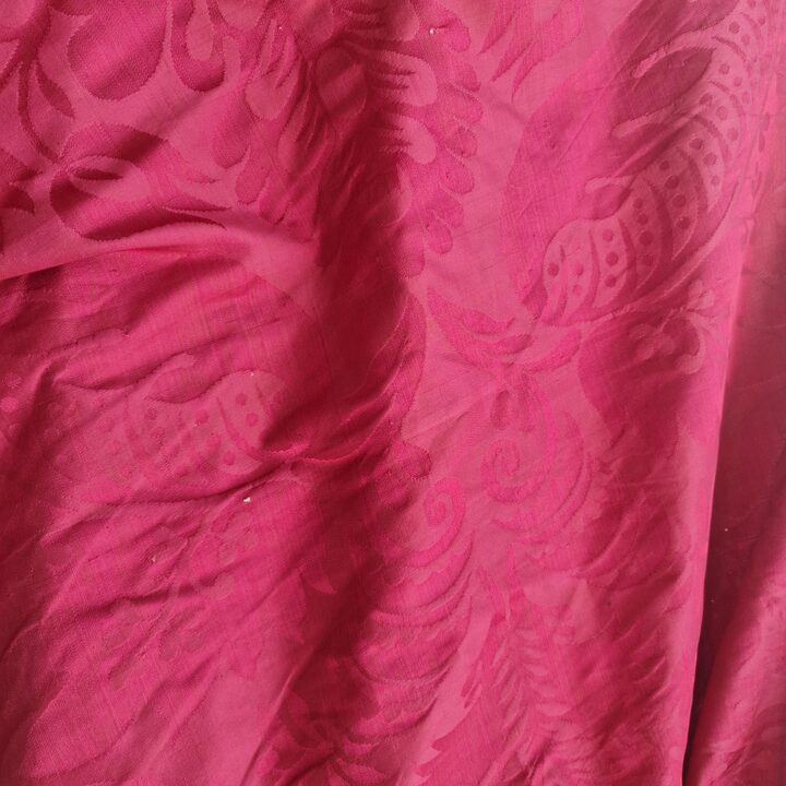 Antiek Zijde Damast Paneel 19e Eeuw, Magenta Zijden Stof voor Historische Restauratie en Handwerk, 260 x 50 cm
