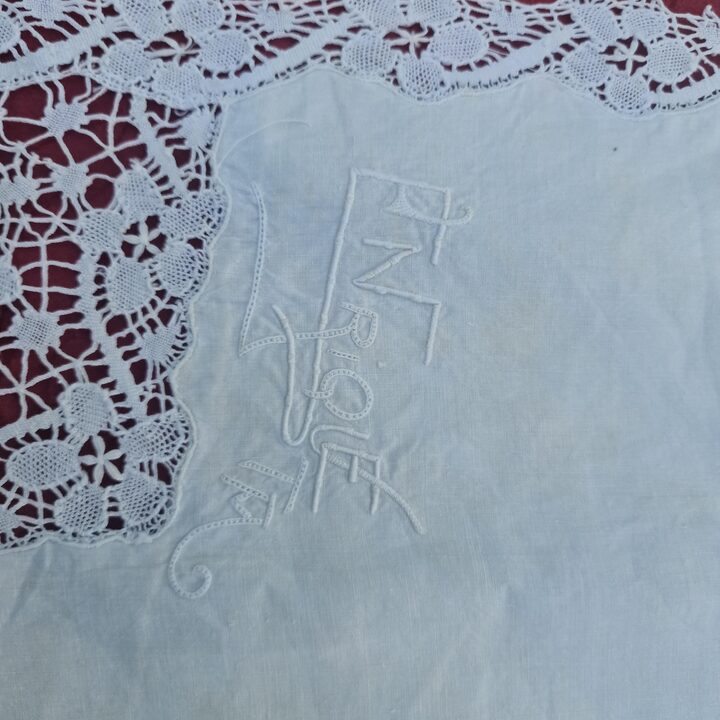 Federa in Lino Antico, Pizzo al Tombolo Fatto a Mano Secolo XIX, Ricamo Enriqueta, Bottoni in Madreperla, 60x60 cm