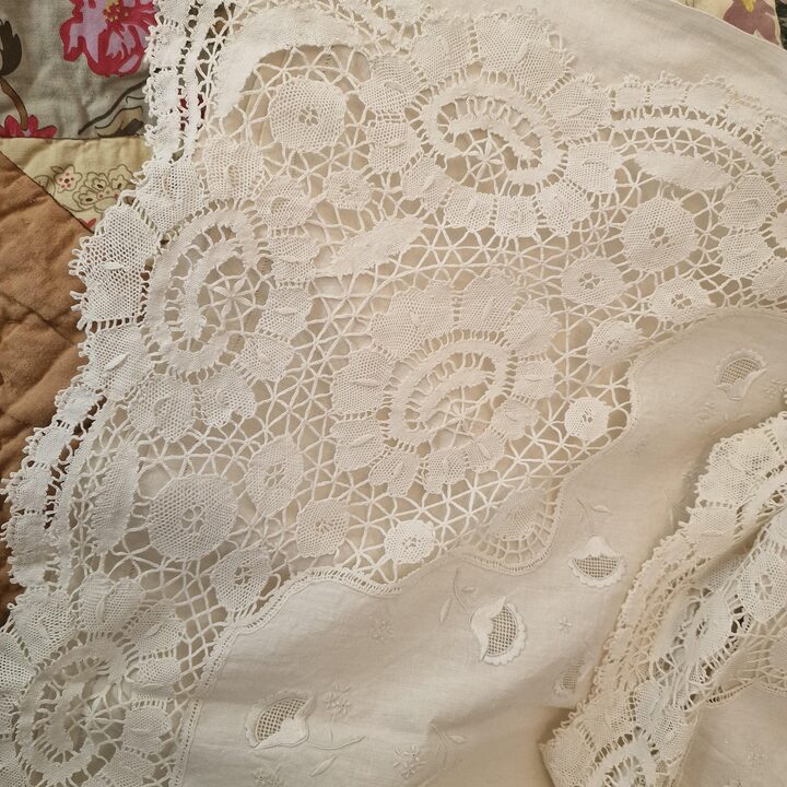 Antique Art Deco Spanish noble trousseau linen set, massive handmade bobbin lace, hand embroidered MCS monogram, unused NOS 192…