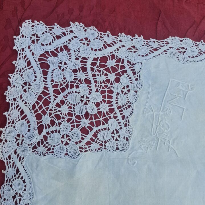 Fronha de Linho Antigo, Renda de Bilros Feita a Mão Século XIX, Bordado Enriqueta, Botões de Madrepérola, 60x60 cm