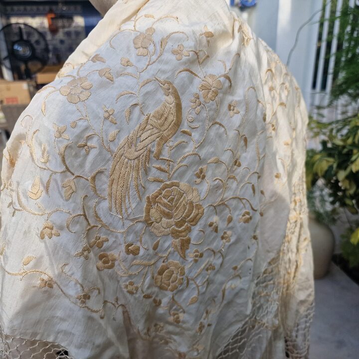 Mantón Isabelino de Seda Siglo XIX, Mantón de Manila Bordado a Mano de Tres Cuartos con Pavos Reales y Flores, 80x80 cm