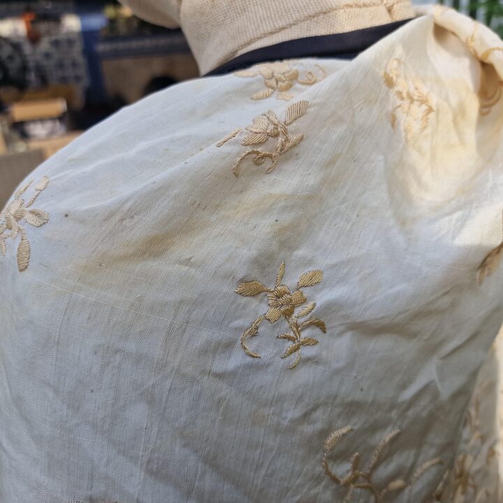 Xale Antigo de Seda Isabelino Manton de Manila, Xale de Cantão em Seda Creme Bordado à Mão do Século XIX com Pássaros e Flores,…