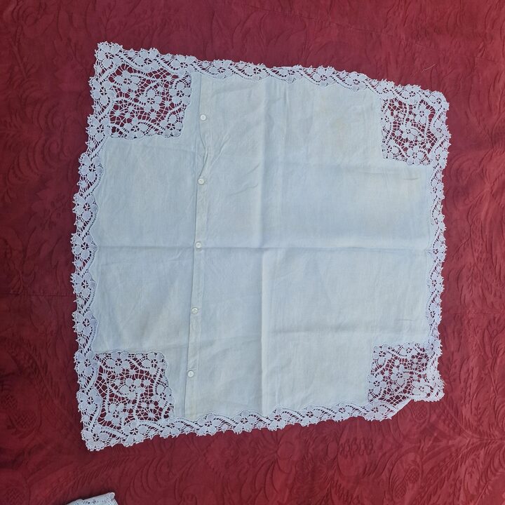 アンティーク リネン 枕カバー 19世紀 ハンドメイド ボビンレース 手刺繍 Enriqueta マザーオブパールボタン 60x60 cm