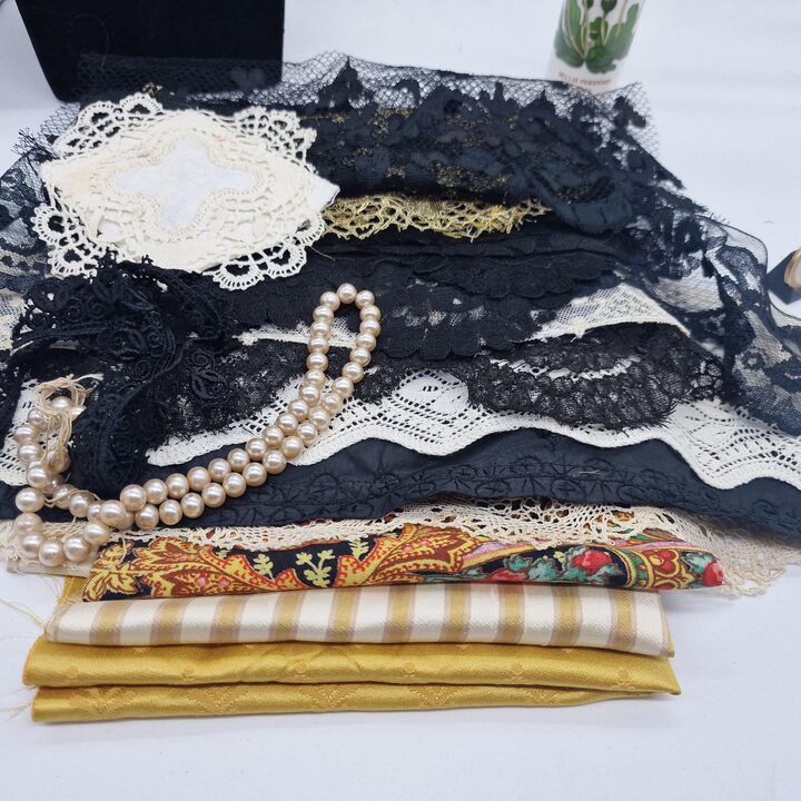 Antike Spitzenfragmente und Vintage Stoffreste, 15er Set Seidenjacquard und handgemachte Klöppelspitze für Näharbeiten und Hand…