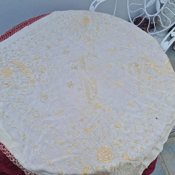 Mantón Isabelino de Seda Siglo XIX, Mantón de Manila Bordado a Mano de Tres Cuartos con Pavos Reales y Flores, 80x80 cm