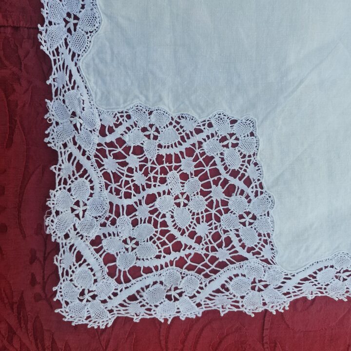 Federa in Lino Antico, Pizzo al Tombolo Fatto a Mano Secolo XIX, Ricamo Enriqueta, Bottoni in Madreperla, 60x60 cm