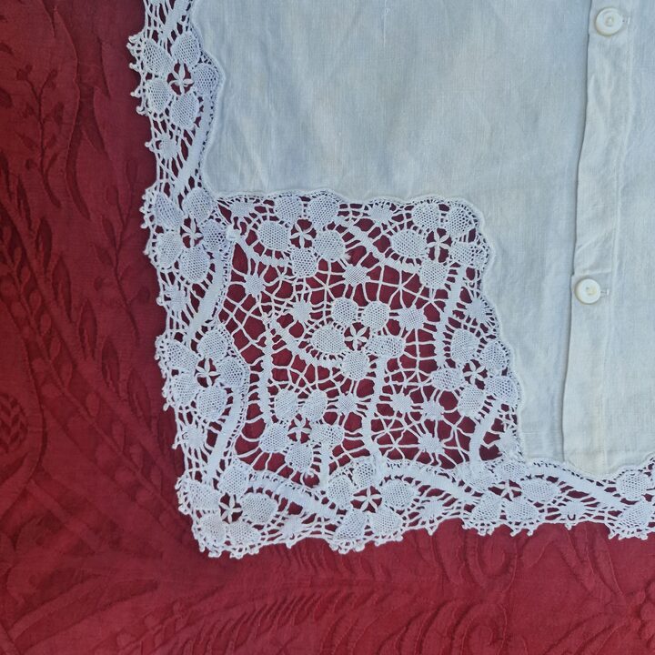 Fronha de Linho Antigo, Renda de Bilros Feita a Mão Século XIX, Bordado Enriqueta, Botões de Madrepérola, 60x60 cm