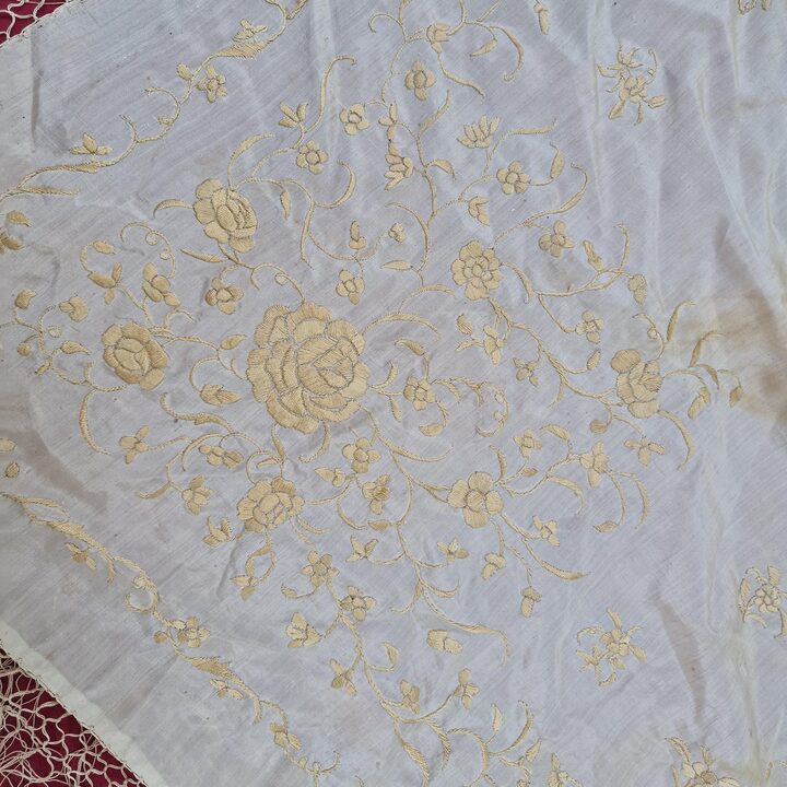 Xale Antigo de Seda Isabelino Manton de Manila, Xale de Cantão em Seda Creme Bordado à Mão do Século XIX com Pássaros e Flores,…