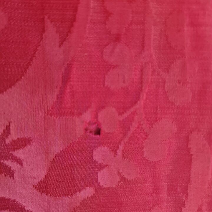 Panneau de Soie Damassée du XIXe Siècle, Tissu de Soie Magenta pour Restauration Historique et Couture, Antique, 260 x 50 cm