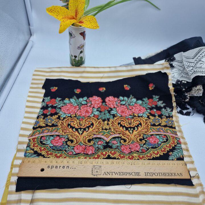 Antike Spitzenfragmente und Vintage Stoffreste, 15er Set Seidenjacquard und handgemachte Klöppelspitze für Näharbeiten und Hand…