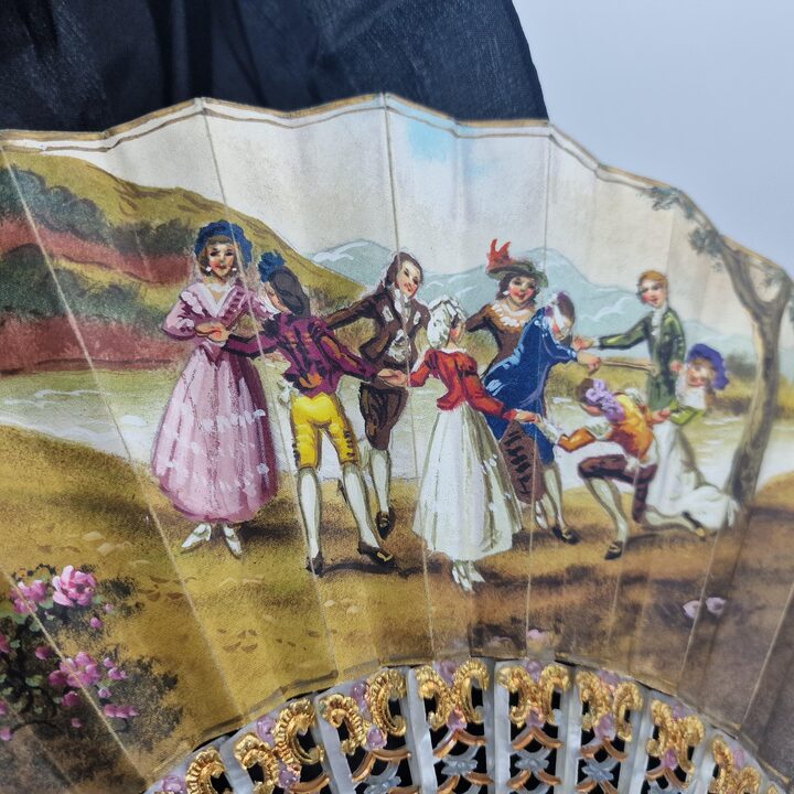 Ventaglio spagnolo antico, stecche in galalite traforata, tessuto dipinto a mano, tema Goya, firmato F Zam, doppia faccia, anni…