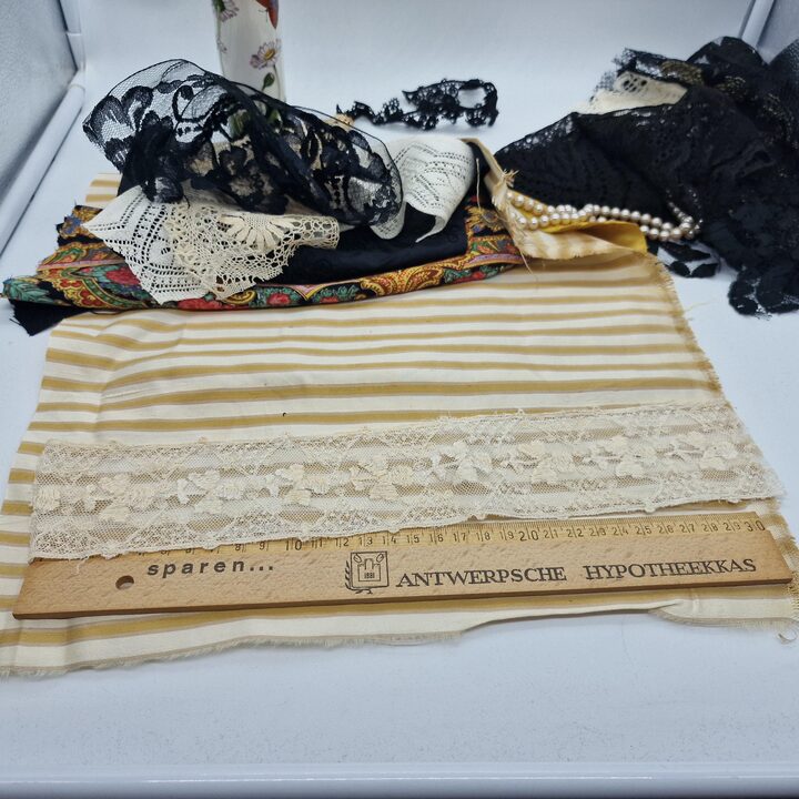 Antike Spitzenfragmente und Vintage Stoffreste, 15er Set Seidenjacquard und handgemachte Klöppelspitze für Näharbeiten und Hand…