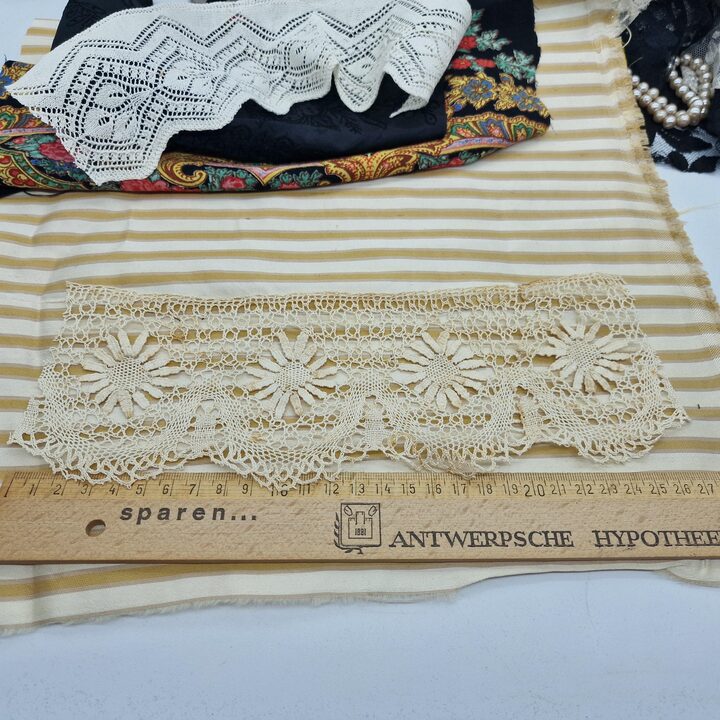 Antieke kantfragmenten en vintage stofresten, set van 15 stuks zijden jacquard en handgemaakte kanten klosjes voor naaien en kn…