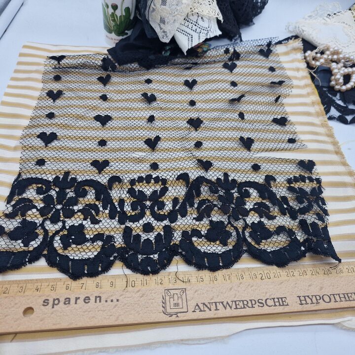 Antike Spitzenfragmente und Vintage Stoffreste, 15er Set Seidenjacquard und handgemachte Klöppelspitze für Näharbeiten und Hand…