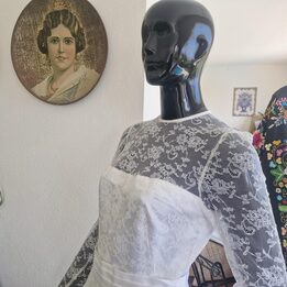 Vintage Brautkleid, Handgemachtes Spitzenhochzeitskleid 1970er, Groesse S mit Satinknoepfen und Langen Aermeln