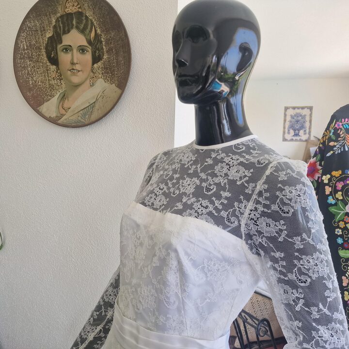 Vintage Brautkleid, Handgemachtes Spitzenhochzeitskleid 1970er, Groesse S mit Satinknoepfen und Langen Aermeln