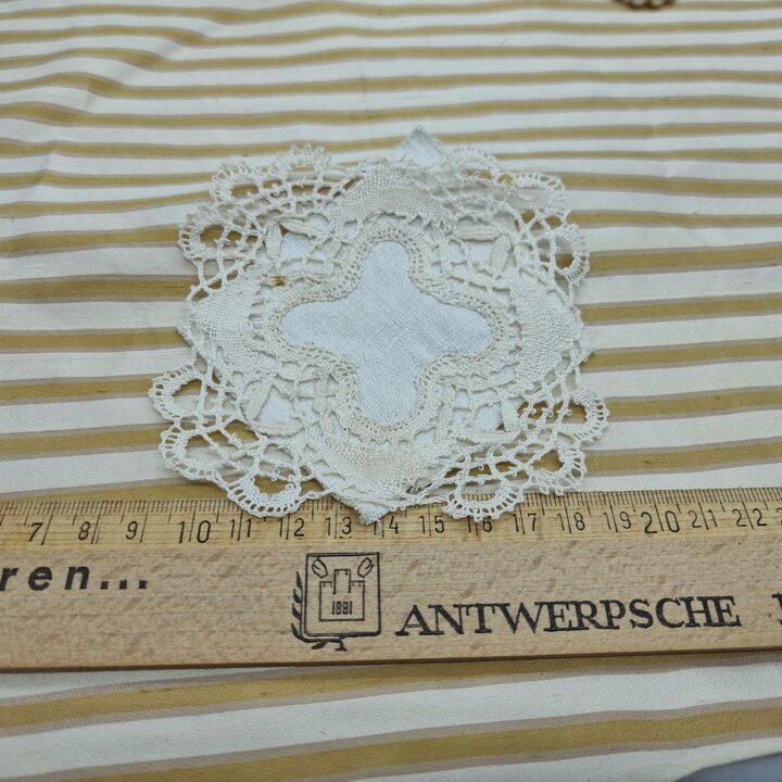 Antieke kantfragmenten en vintage stofresten, set van 15 stuks zijden jacquard en handgemaakte kanten klosjes voor naaien en kn…