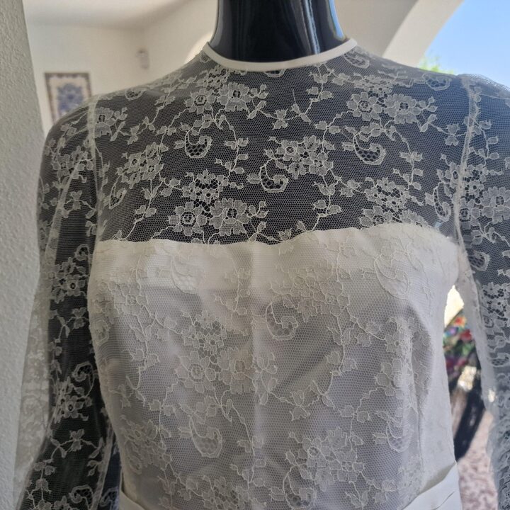 Vintage Brautkleid, Handgemachtes Spitzenhochzeitskleid 1970er, Groesse S mit Satinknoepfen und Langen Aermeln