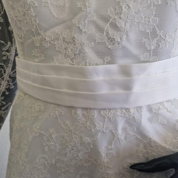 Vintage Brautkleid, Handgemachtes Spitzenhochzeitskleid 1970er, Groesse S mit Satinknoepfen und Langen Aermeln