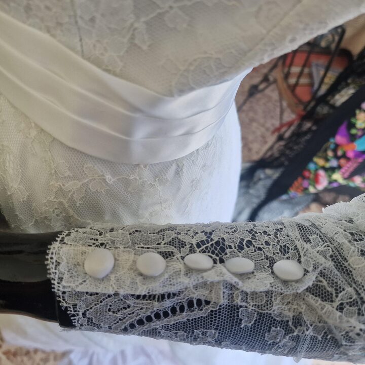 Vintage Brautkleid, Handgemachtes Spitzenhochzeitskleid 1970er, Groesse S mit Satinknoepfen und Langen Aermeln