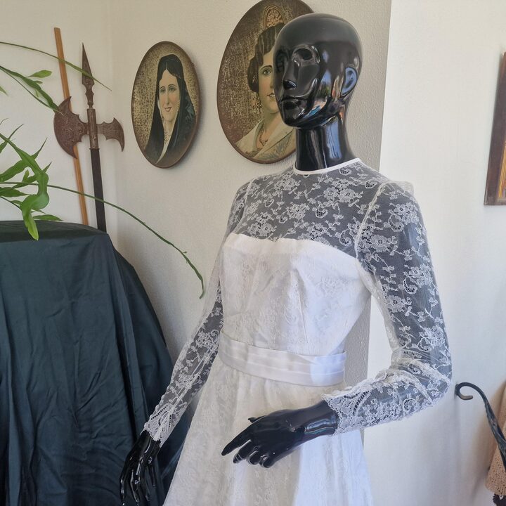 Vintage Brautkleid, Handgemachtes Spitzenhochzeitskleid 1970er, Groesse S mit Satinknoepfen und Langen Aermeln
