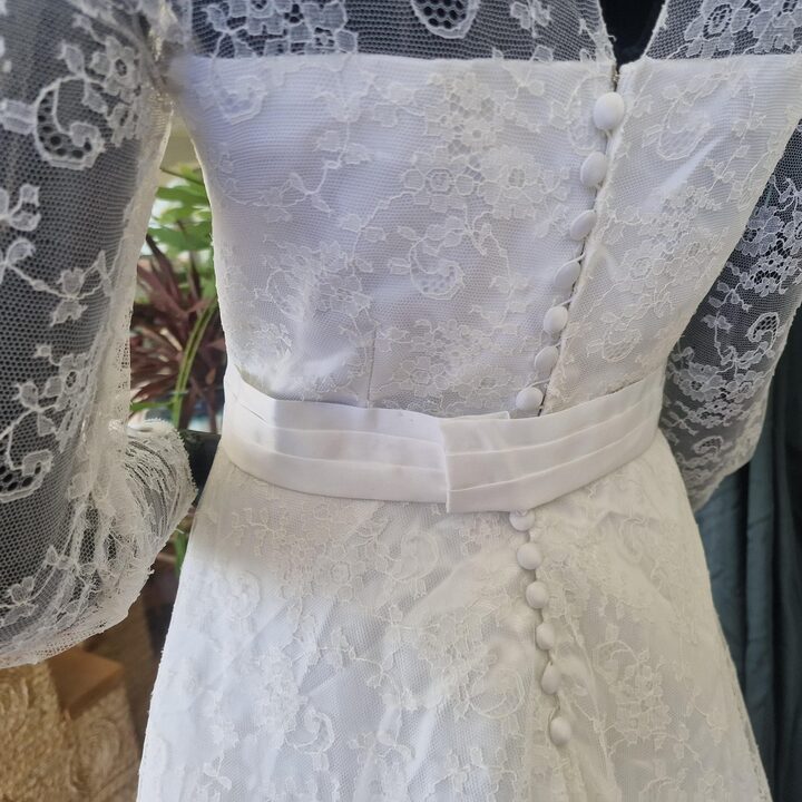 Vintage Brautkleid, Handgemachtes Spitzenhochzeitskleid 1970er, Groesse S mit Satinknoepfen und Langen Aermeln