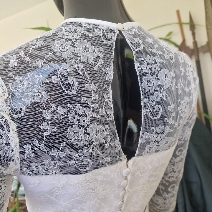Vintage Brautkleid, Handgemachtes Spitzenhochzeitskleid 1970er, Groesse S mit Satinknoepfen und Langen Aermeln