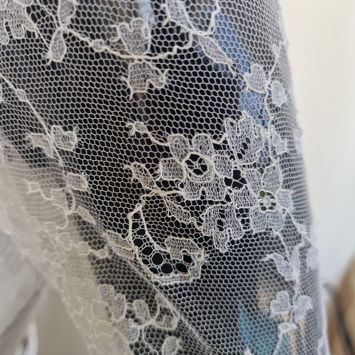 Vintage Brautkleid, Handgemachtes Spitzenhochzeitskleid 1970er, Groesse S mit Satinknoepfen und Langen Aermeln