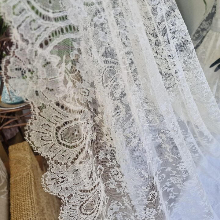 Vintage Brautkleid, Handgemachtes Spitzenhochzeitskleid 1970er, Groesse S mit Satinknoepfen und Langen Aermeln