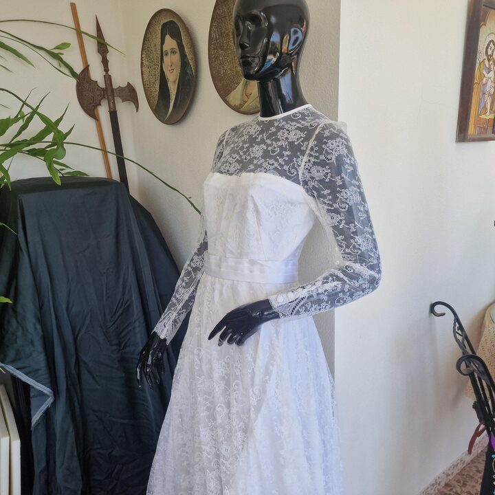 Vintage Brautkleid, Handgemachtes Spitzenhochzeitskleid 1970er, Groesse S mit Satinknoepfen und Langen Aermeln