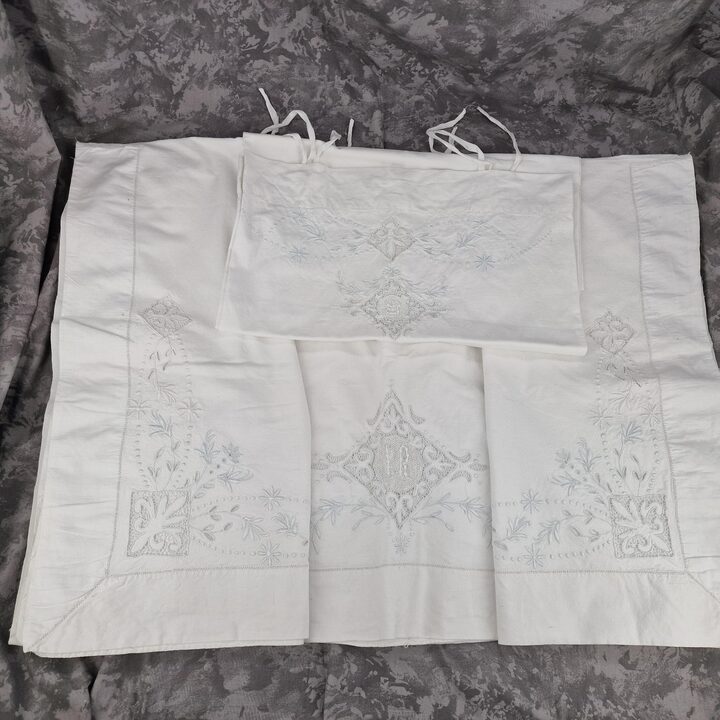 Conjunto de Cama em Algodão Bordado à Mão Anos 60 com Monograma LR