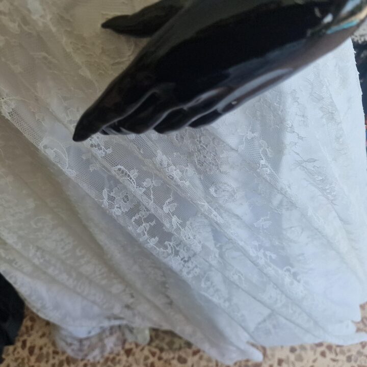 Vintage Brautkleid, Handgemachtes Spitzenhochzeitskleid 1970er, Groesse S mit Satinknoepfen und Langen Aermeln